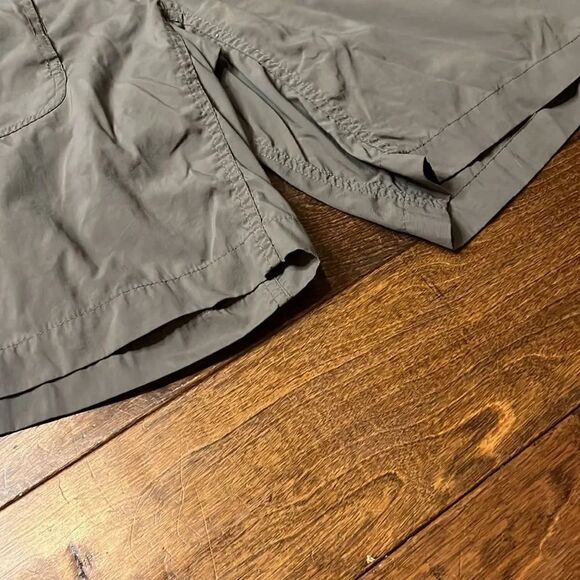 The North Face Olive Bermuda Shorts, 8 Long! - Picture 4 of 10